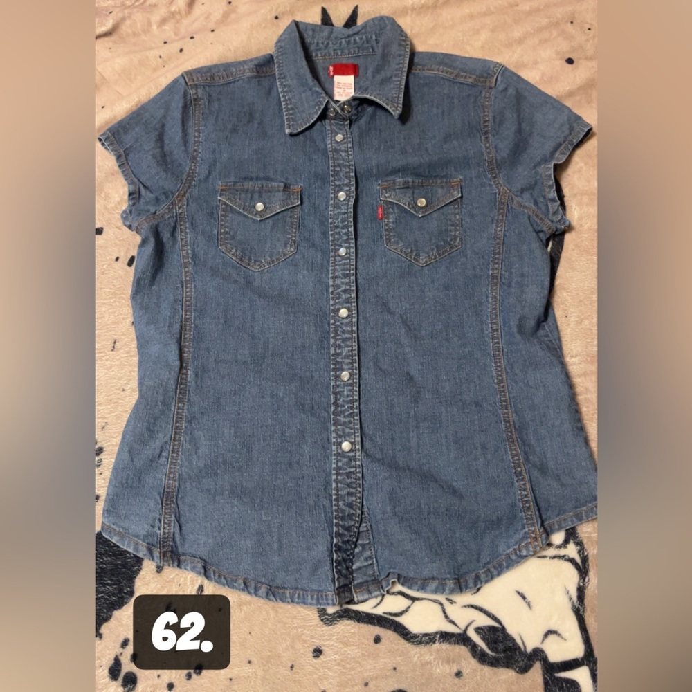 3/$15 Levi’s women’s denim button up